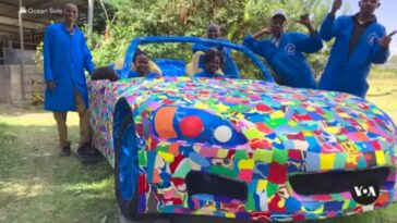 Una empresa con sede en Kenia convierte cientos de miles de chanclas en coloridas obras de arte