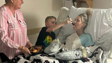 Lucinda Mullins, de 41 años, se sometió a una cirugía para extraer cálculos renales pero se despertó: una persona con amputación cuádruple compartió una foto conmovedora de su hijo menor ayudándola a alimentarla.