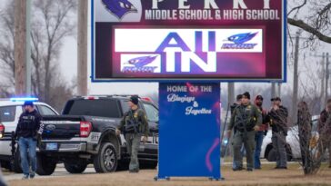 Varias personas resultaron heridas en un tiroteo en una escuela de Iowa, dicen las autoridades estadounidenses