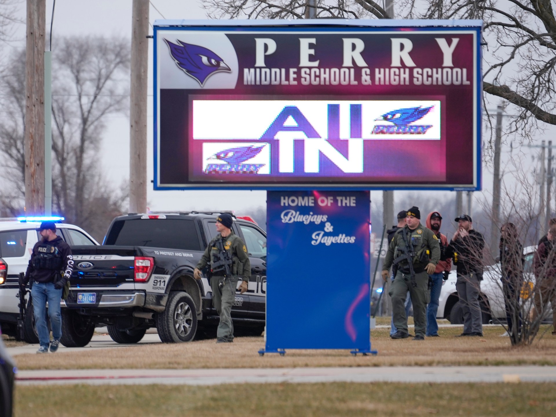 Varias personas resultaron heridas en un tiroteo en una escuela de Iowa, dicen las autoridades estadounidenses
