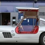 Nick Veasey ha pasado una década jugueteando con la máquina de rayos X más grande del mundo para crear imágenes impresionantes que muestran el funcionamiento interno de automóviles, objetos y personas.  En la foto, el Mercedes 300SL Gull Wing de 1955.