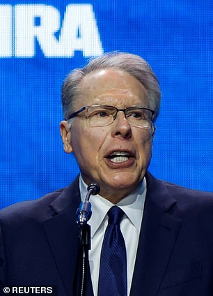 El director ejecutivo de la NRA, Wayne LaPierre, anunció su renuncia el viernes, pocos días antes de que comience su juicio por corrupción en Nueva York.