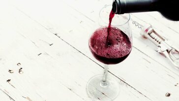 Es una pregunta que la mayoría se hace al pedir una copa de vino: ¿pequeña, mediana o grande?  Pero eliminar la porción más grande (en la mayoría de los casos, la opción de 250 ml) puede reducir la cantidad de vino que venden los bares y pubs en alrededor de un 8 por ciento, sugiere un estudio.