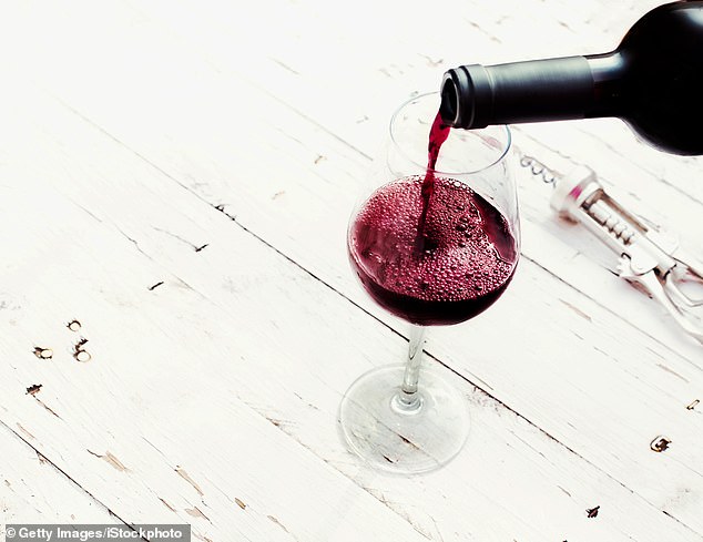 Es una pregunta que la mayoría se hace al pedir una copa de vino: ¿pequeña, mediana o grande?  Pero eliminar la porción más grande (en la mayoría de los casos, la opción de 250 ml) puede reducir la cantidad de vino que venden los bares y pubs en alrededor de un 8 por ciento, sugiere un estudio.