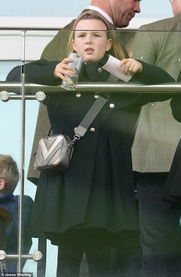 Mia Tindall tenía una cara de inconmensurable concentración mientras asistía al hipódromo de Cheltenham esta tarde.