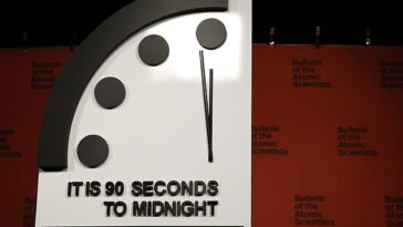Desde el año pasado, el reloj se ha fijado en 90 segundos para la medianoche, pero es muy probable que se acerque a la medianoche para reflejar los últimos 12 meses de catástrofes humanitarias.