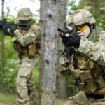 El diputado Bob Seely ha cuestionado si el Reino Unido está en condiciones de defenderse si Rusia ataca. En la foto: dos soldados británicos completamente armados en una misión de entrenamiento en el bosque.