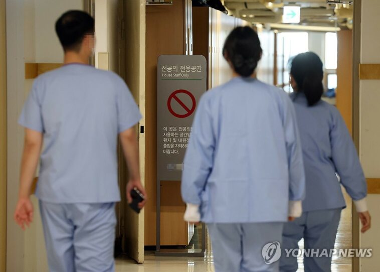 (2nd LD) Gov&apos;t asks doctors to remain by patients amid looming collective action