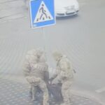Se cree que imágenes de CCTV muestran a soldados ucranianos sacando a hombres mientras hacían cumplir el servicio militar obligatorio.