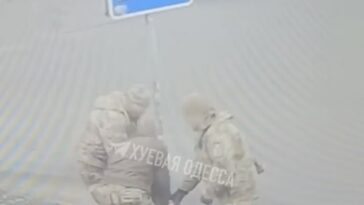 Se cree que imágenes de CCTV muestran a soldados ucranianos sacando a hombres mientras hacían cumplir el servicio militar obligatorio.