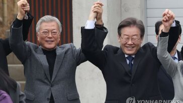 DP leader Lee visits ex-President Moon ahead of April elections