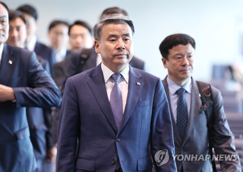 (2nd LD) Ex-defense chief departs for Australia to take office as ambassador