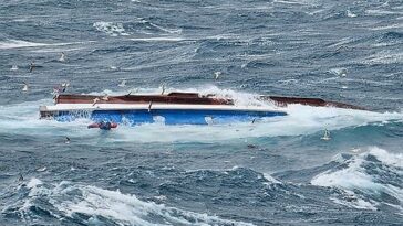 (3rd LD) Fishing boat capsizes off Jeju; 1 dead, 2 missing
