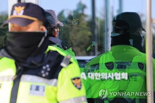 (4th LD) Gov&apos;t intensifies pressure on striking trainee doctors with police raid