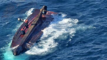 (LEAD) Fishing boat capsizes off southern coast; 7 missing