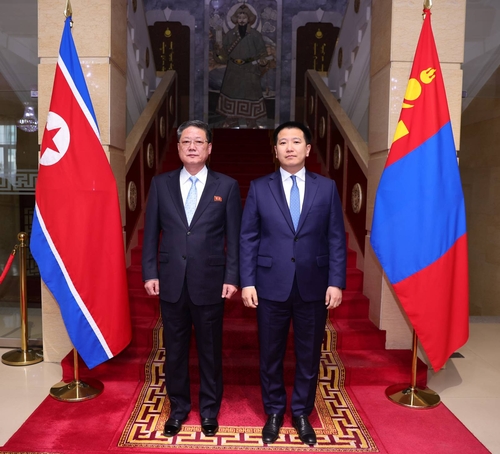 (LEAD) N. Korea&apos;s vice FM, Mongolian president discuss strengthening ties