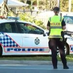 Un hombre murió después de que el automóvil subiera por el sendero cerca de una concurrida intersección en Northgate, en el norte de Brisbane.
