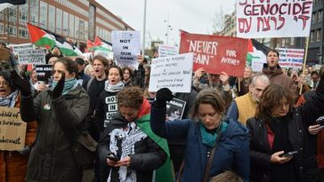 Activistas pro palestinos han organizado una gran manifestación frente al Museo Nacional del Holocausto en Ámsterdam.