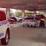 Un hombre murió después de que supuestamente lo sacaron de su automóvil y lo apuñalaron en el pecho en un estacionamiento en Hope Island, Gold Coast, el lunes (en la foto, la policía en el lugar)