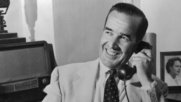 Aunque se le da crédito a la leyenda de CBS, Edward R. Murrow, no fue el primer periodista en cuestionar la caza de brujas comunista de Joseph McCarthy.