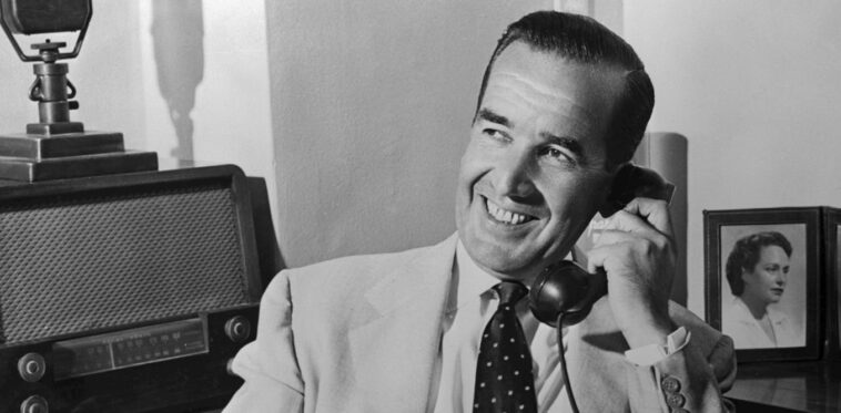 Aunque se le da crédito a la leyenda de CBS, Edward R. Murrow, no fue el primer periodista en cuestionar la caza de brujas comunista de Joseph McCarthy.