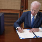 Biden firma ley para financiar parte del gobierno de EE.UU.