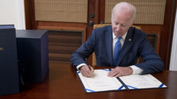 Biden firma ley para financiar parte del gobierno de EE.UU.