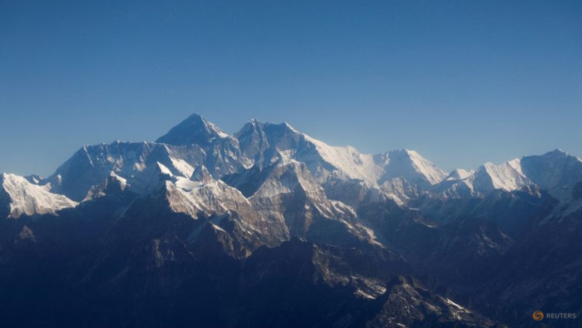 Bolsas de caca y rastreadores: Nepal ordena nuevas reglas para el Everest
