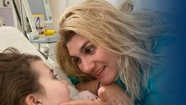 Roula Pispirigou, ahora de 35 años, de Grecia, fue fotografiada sonriendo a su hija discapacitada en la última foto tomada de la pareja antes de