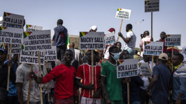Cientos de personas protestan en Senegal para exigir elecciones rápidas |  El guardián Nigeria Noticias