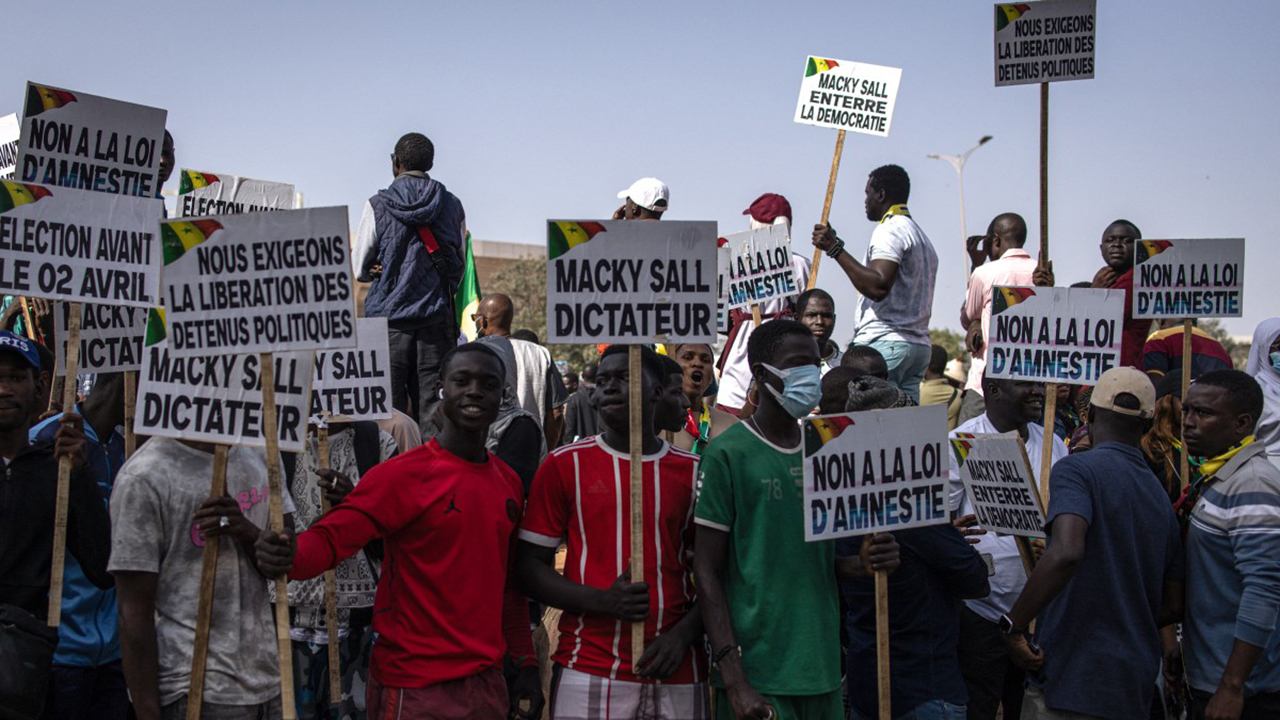  Cientos de personas protestan en Senegal para exigir elecciones rápidas |  El guardián Nigeria Noticias
