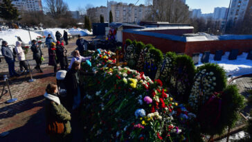 Cientos de seguidores de Navalny rinden homenaje ante su tumba