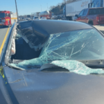 Conductor acusado después de que una rueda se desprende y rompe el parabrisas de otro automóvil en la autopista.  401-Toronto