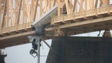 Conductor de camión fue puesto a salvo después de que un accidente dejara su vehículo colgando sobre un puente sobre el río Ohio