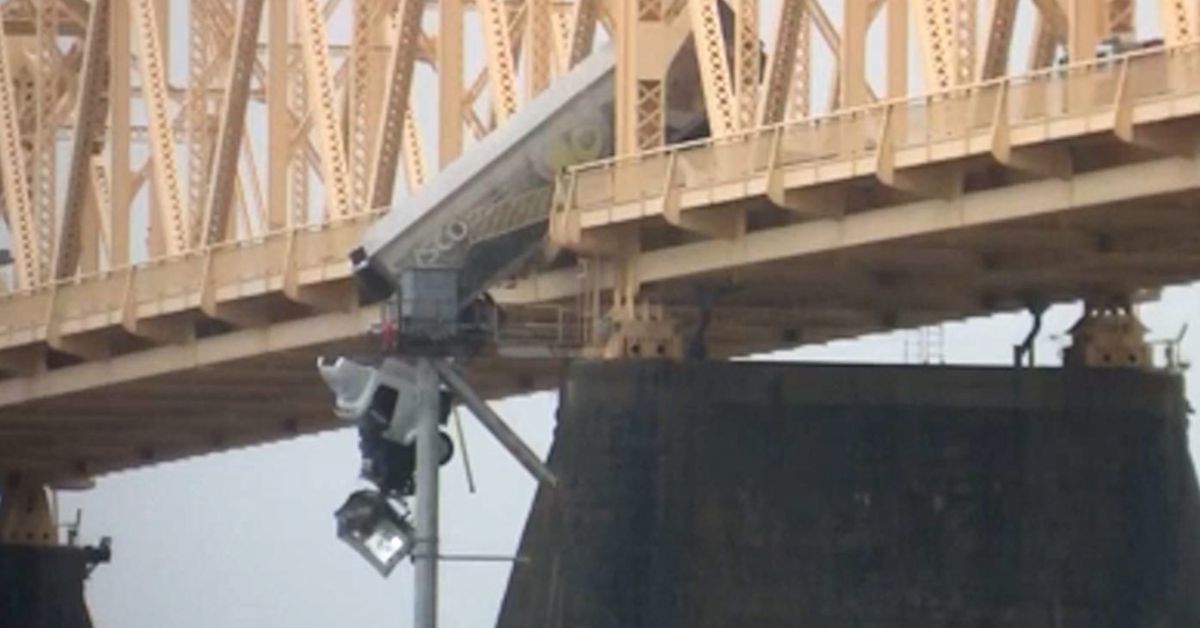 Conductor de camión fue puesto a salvo después de que un accidente dejara su vehículo colgando sobre un puente sobre el río Ohio
