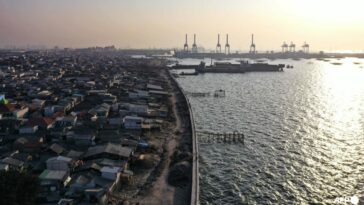 Dos muertos y al menos 22 desaparecidos tras el naufragio de un barco en Indonesia