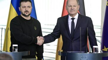 El presidente de Ucrania, Volodymyr Zelensky, y el canciller alemán, Olaf Scholz, se dan la mano después de firmar un acuerdo de seguridad el mes pasado.