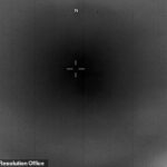 El vídeo comienza con una toma clara del cielo, aparte de un vehículo aéreo no tripulado colocado a la izquierda.