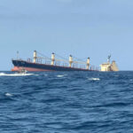 El buque de carga hundido por el ataque hutí representa un riesgo ambiental, dice el ejército estadounidense