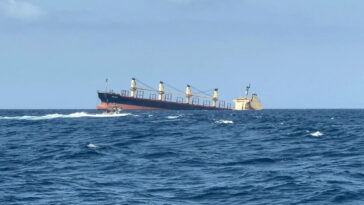 El buque de carga hundido por el ataque hutí representa un riesgo ambiental, dice el ejército estadounidense