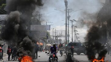 El ejército estadounidense transporta por aire a parte del personal de la embajada de Haití y refuerza la seguridad