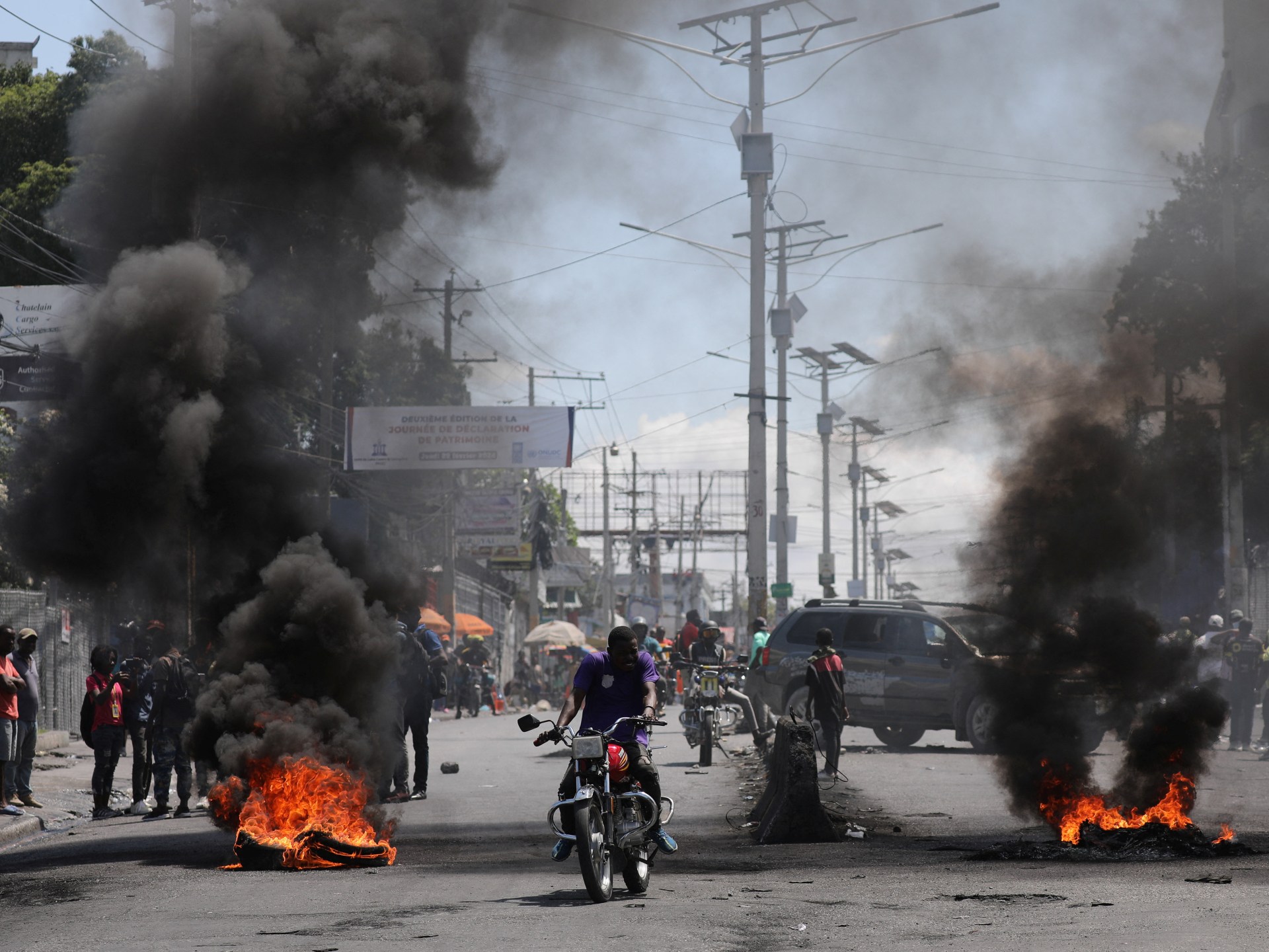 El ejército estadounidense transporta por aire a parte del personal de la embajada de Haití y refuerza la seguridad

