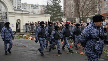 El funeral de Navalny en imágenes: los dolientes se reúnen en Moscú mientras la policía antidisturbios contiene a la multitud