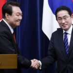El presidente Yoon es elogiado en Occidente por abrazar a Japón; en Corea del Sur encaja con una agenda conservadora que está resultando menos popular.