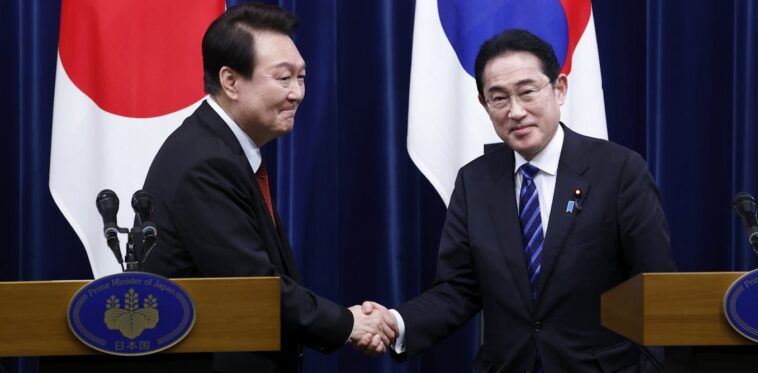 El presidente Yoon es elogiado en Occidente por abrazar a Japón; en Corea del Sur encaja con una agenda conservadora que está resultando menos popular.
