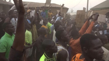 El presidente de Nigeria envía tropas para rescatar a más de 250 estudiantes secuestrados