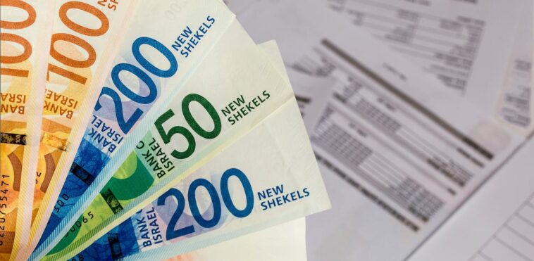 Average wage in Israel credit: Shutterstock Rita Kapitulski