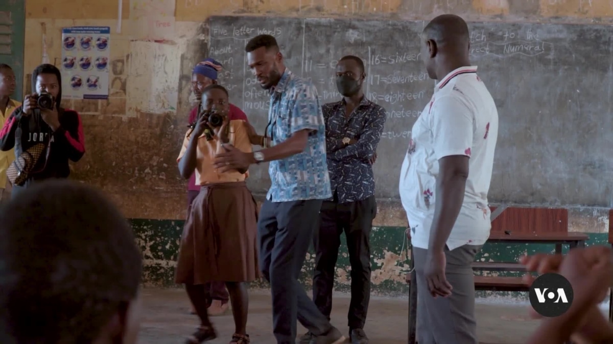 En Ghana, un fotoperiodista inspira a estudiantes sordos a explorar la narración visual
