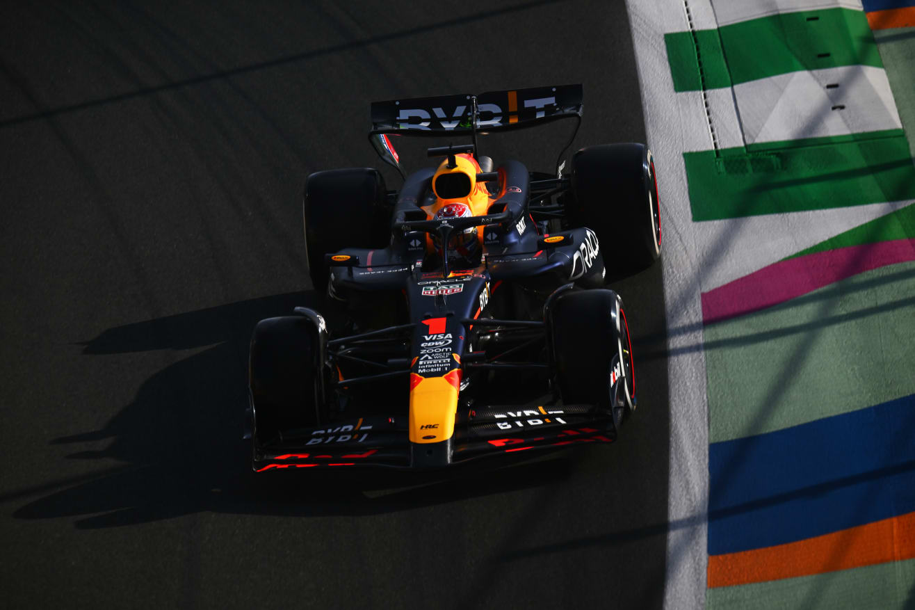 FP1: Max Verstappen lidera a Fernando Alonso y Sergio Pérez durante la primera práctica en Arabia Saudita
