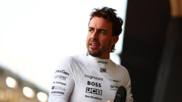 Fernando Alonso destaca la importancia de la carrera de desarrollo para Aston Martin ya que "necesitan superar este déficit"